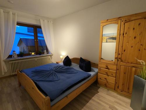 クックスハーフェンにあるHaus Alt-Doseのベッドルーム1室(ベッド1台、ドレッサー、窓付)