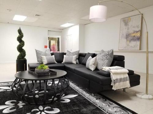 9BR-SLEEPS 19. Amazing Deal!! Image