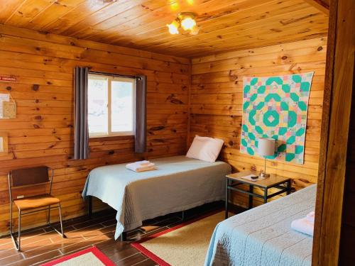 Säng eller sängar i ett rum på Pine Crest Motel & Cabins