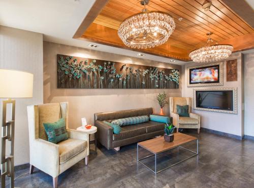 un soggiorno con divano, sedie e TV di Holiday Inn Express Redwood City Central by IHG a Redwood City