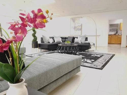 uma sala de estar com um sofá e uma mesa em 9BR-SLEEPS 19. Amazing Deal!! em Nova Orleães
