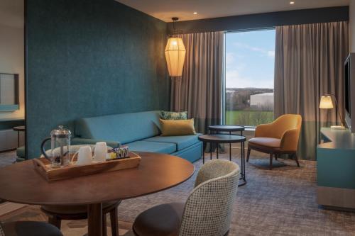 Ruang duduk di Staybridge Suites London Heathrow - Bath Road, an IHG Aparthotel