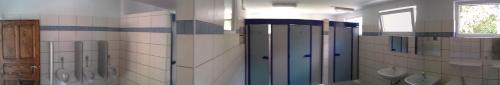 - une salle de bains avec un ensemble d'urinoirs sur le mur dans l'établissement Camping Wies-Neu, à Dillingen
