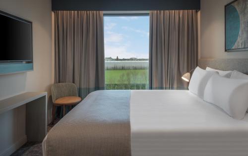Katil atau katil-katil dalam bilik di Staybridge Suites London Heathrow - Bath Road, an IHG Aparthotel
