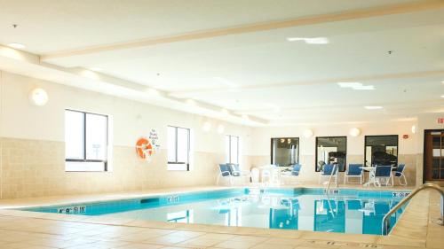 สระว่ายน้ำที่อยู่ใกล้ ๆ หรือใน Holiday Inn Express & Suites Morton Peoria Area, an IHG Hotel