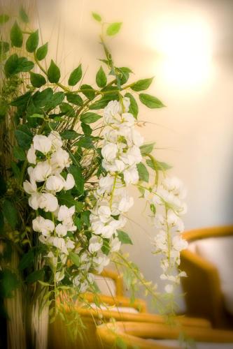 a bunch of white flowers in a vase at Albergo Milano in Boario Terme