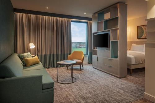 Televisyen dan/atau pusat hiburan di Staybridge Suites London Heathrow - Bath Road, an IHG Aparthotel