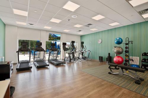 siłownia z bieżniami i sprzętem do ćwiczeń w pokoju w obiekcie Holiday Inn Express & Suites Orlando- Lake Buena Vista, an IHG Hotel w Orlando