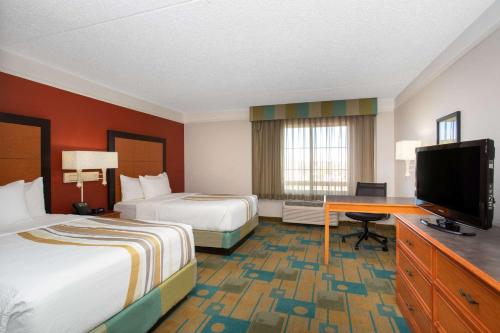 レイクウッドにあるLa Quinta by Wyndham Denver Southwest Lakewoodのベッド2台、薄型テレビが備わるホテルルームです。