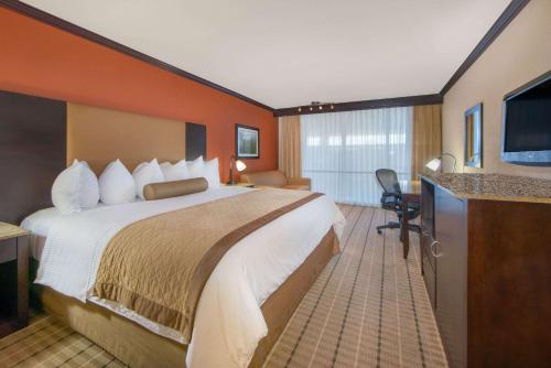 Tempat tidur dalam kamar di Wyndham Garden Oklahoma City Airport-4 Star Hotel Near I40, Fairgrounds, Paycom & Convention center 7 min to Bricktown!