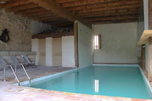 - une piscine dans une maison dans l'établissement Ancienne Abbaye de Franquevaux Anciennes Ecuries, à Franquevaux