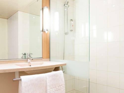 a bathroom with a sink and a shower at ibis Bordeaux Lac in Bordeaux