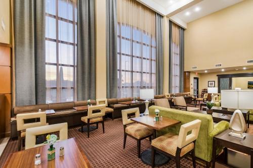 Zona de estar de Staybridge Suites Longview by IHG