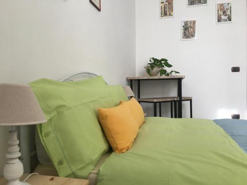 a green couch with two yellow pillows in a room at Tuscany Location in Marta