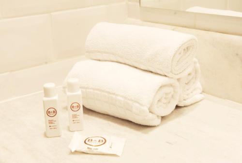 uma pilha de toalhas sentadas num balcão da casa de banho em B&B HOTEL São José dos Campos em São José dos Campos