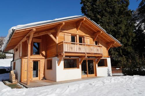 une cabane en rondins dans la neige dans l'établissement Prestigious Chalet, à Saint-Gervais-les-Bains