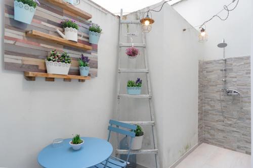 un bagno con tavolo e scala con piante in vaso di Casa Rebecca a Brindisi
