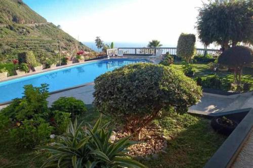 Foto de la galería de Arcos Grands Suites with enormous and private pool. en Arco da Calheta