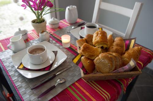 Frokost for gjester på Villa Trémail - La plage au pied de votre chambre