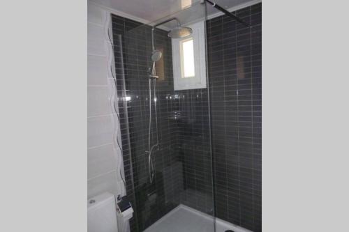 baño con ducha y puerta de cristal en SuperF2+2020 en LʼAgha