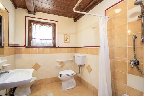斯波萊托的住宿－伊爾卡薩里諾度假農莊，一间带卫生间和水槽的浴室