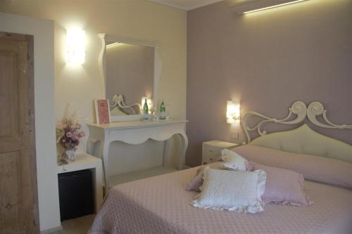 a bedroom with two beds and a mirror at B&B Il Sogno del Pinzagrilli in Guardistallo