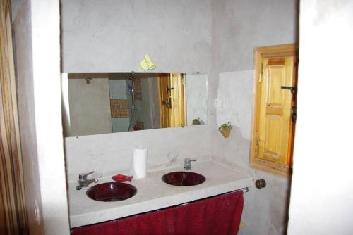 A bathroom at Grand Sud, la maison de sable