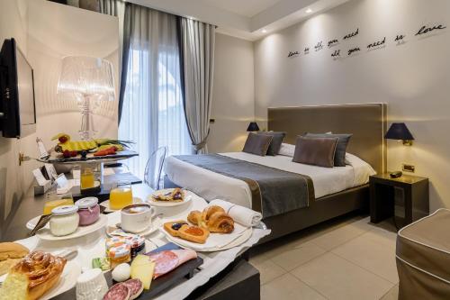 um quarto de hotel com uma cama e uma bandeja de comida em Hotel Cerere em Paestum