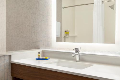 Holiday Inn Express & Suites - Beaver Dam, an IHG Hotel tesisinde bir banyo