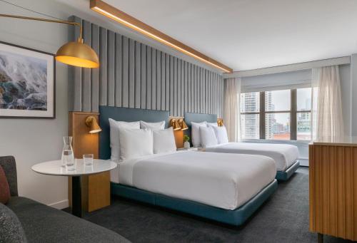 Un pat sau paturi într-o cameră la 21c Museum Hotel Chicago