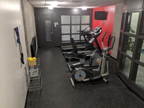 Gimnasio o equipo deportivo en Grand Times Hotel – Aeroport de Quebec
