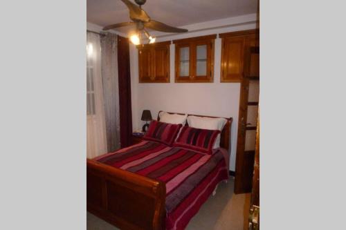 een slaapkamer met een bed en een plafondventilator bij ApartF32020 in El Biar