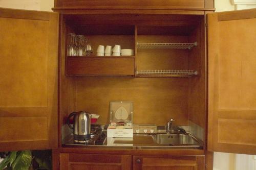 a kitchen with a sink and a microwave at B&B Il Sogno del Pinzagrilli in Guardistallo