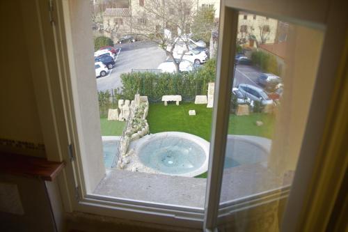 an open window with a view of a yard at B&B Il Sogno del Pinzagrilli in Guardistallo
