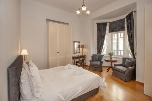 Neoclassical Apartment close to Syntagma-Plaka by GHH