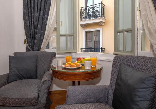 Neoclassical Apartment close to Syntagma-Plaka by GHH