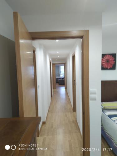 korytarz prowadzący do pokoju z długim korytarzem w obiekcie Apartemento Pablo w Santiago de Compostela