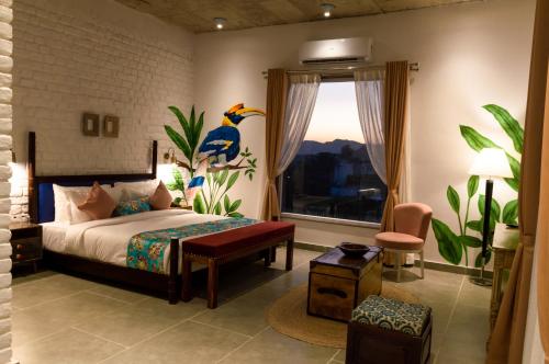 1 dormitorio con 1 cama extragrande y un pájaro en la pared en Casa Blanca Lakecity, en Udaipur