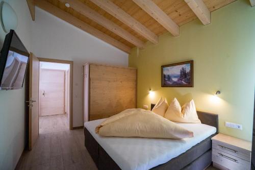 a bedroom with a bed in a room at Alpenhof Chalets in Gerlos