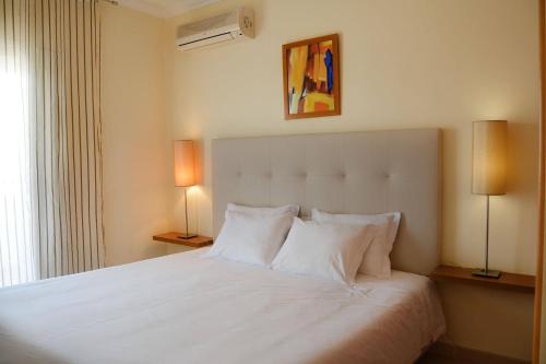 Postel nebo postele na pokoji v ubytování Urban Flamingo Residence