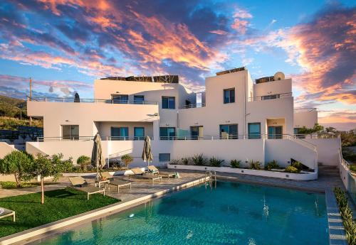 une villa avec une piscine en face d'un bâtiment dans l'établissement Sunset Elafonisi Apartments, à Livadia