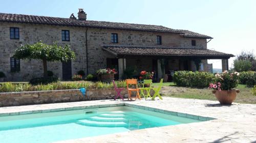 una casa con piscina frente a una casa en Paradiso, en Marsciano