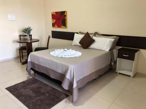 um quarto com uma cama com um prato em Hotel Martins em Pouso Alegre