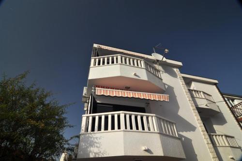 Το κτήριο όπου στεγάζεται  το διαμέρισμα