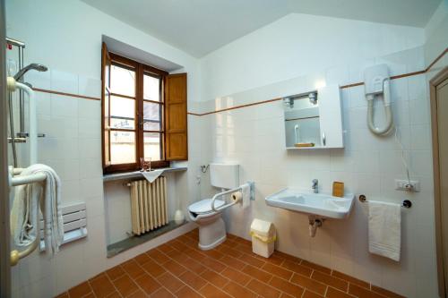 a bathroom with a toilet and a sink at il Monastero di Bevagna in Bevagna