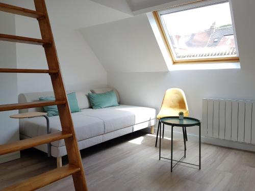 - un salon avec un canapé blanc et une fenêtre dans l'établissement FleuryBis - Appartement calme proche de Rouen, à Déville-lès-Rouen