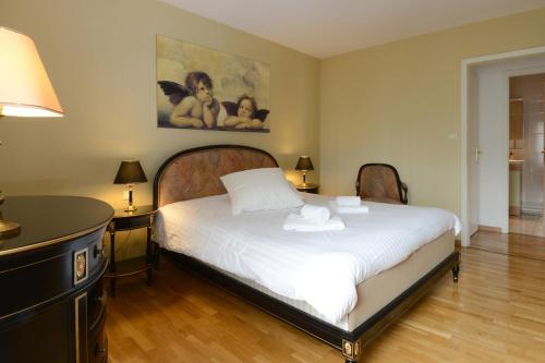 コルマールにあるCOLMAR - Appartement "LE ROESSELMANN 2" -のベッドルーム1室(ベッド1台、人形2人形付)