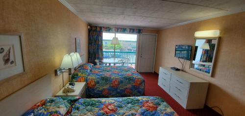 ein Hotelzimmer mit 2 Betten und einem Fenster in der Unterkunft Shangri-La Motel in Ocean City