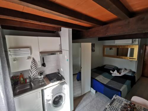 una pequeña cocina y un dormitorio en una pequeña casa en Piccola Stella, en Parma