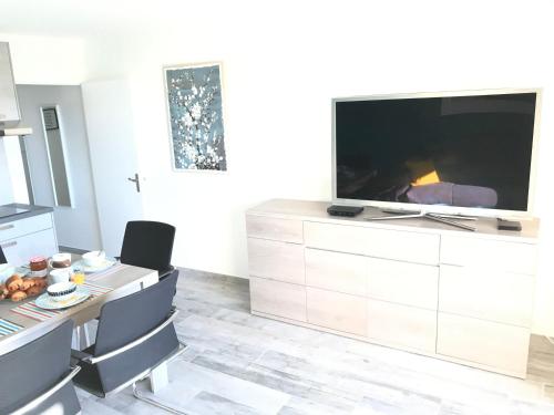 Appartement 3 pieces, refait a neuf, haut standing, piscine, mer a pieds